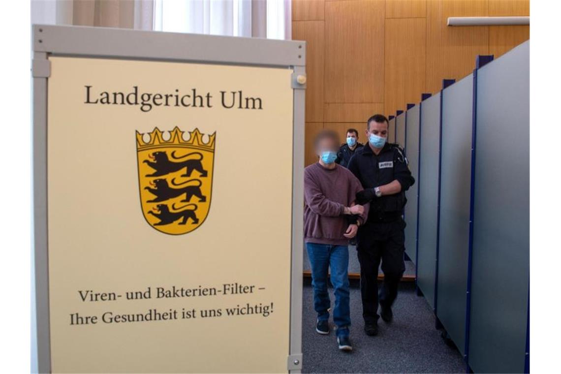 37-Jähriger gesteht sexuellen Missbrauch von Kindern Im Landgericht führt ein Justizwachtneister den Angeklagten in den Sitzungssaal. Foto: Stefan Puchner/dpa