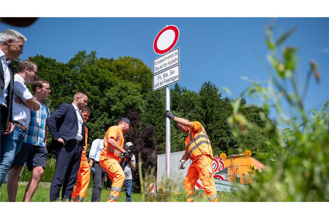 Bei Stau auf A8 künftig Nutzung von Ausweichrouten verboten Im Landkreis Rosenheim gibt es bei Stau auf der Autobahn 8 für den Ausweichverkehr Durchfahrtsverbote. (Archivbild)