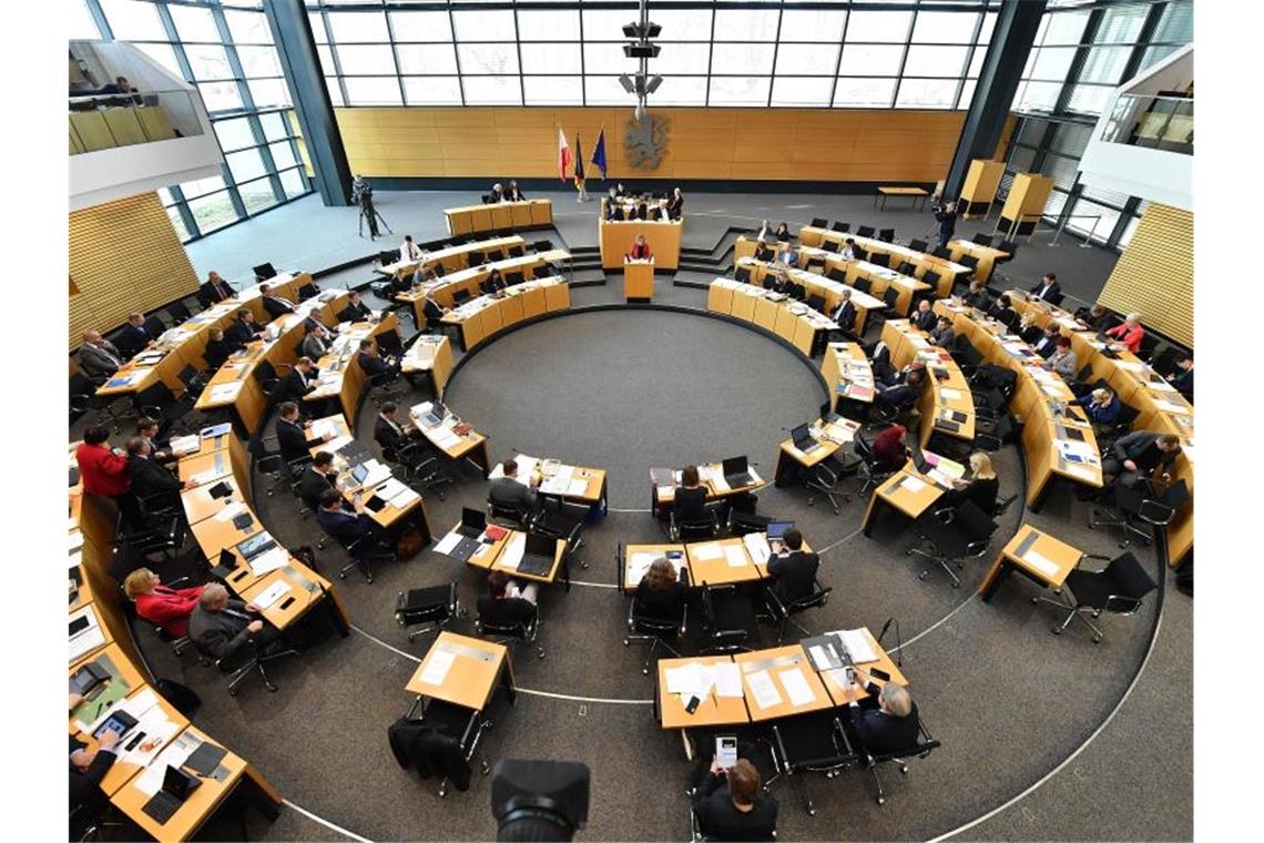 Im Landtag in Erfurt wurde ein Investitionspaket für Thüringens Kommunen mit einem Volumen von 568 Millionen Euro beschlossen - auch mit den Stimmen von CDU und FDP. Foto: Martin Schutt/dpa-Zentralbild/dpa