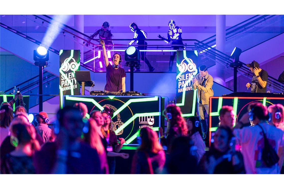Silent Party: Landtag wird für sechs Stunden zum Club Im Landtag war mal was ganz anderes los.