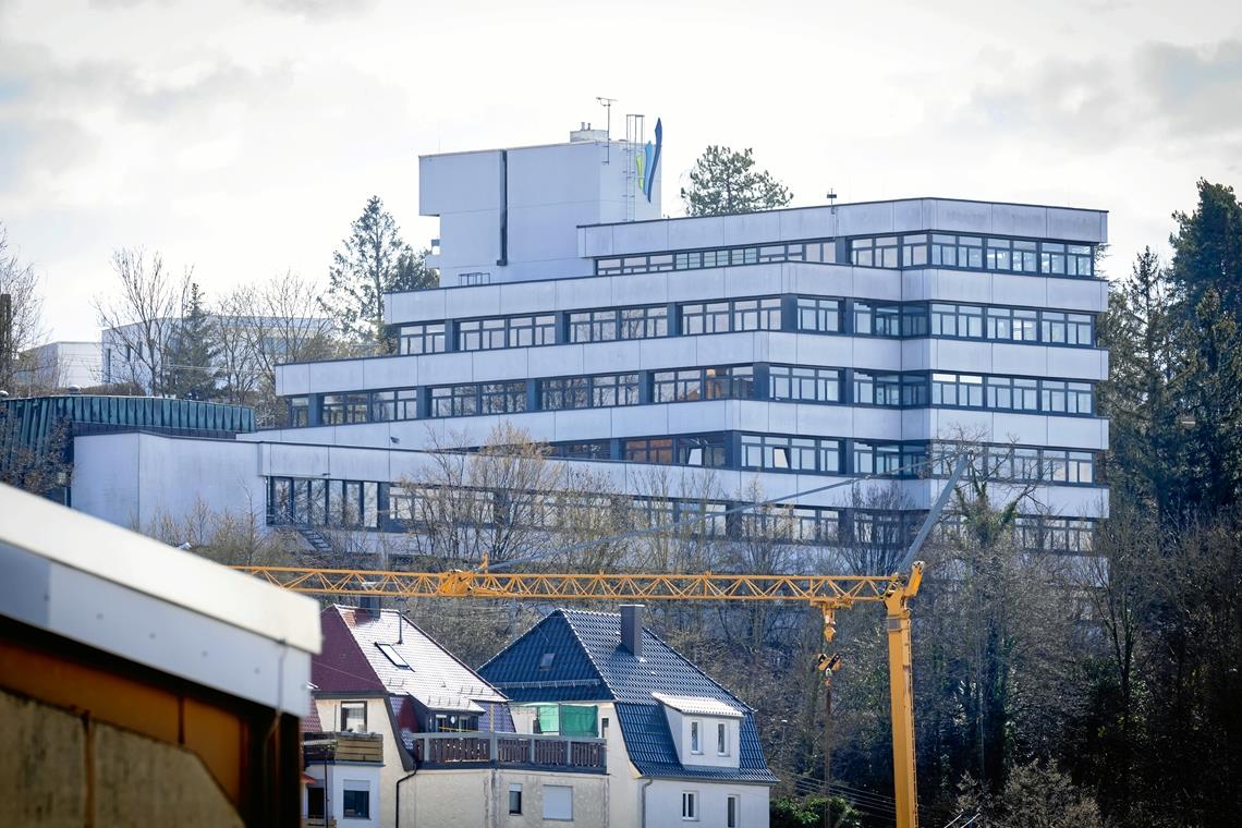 Im Laufe des Jahres soll das Dach des Landratsamts in Backnang saniert werden.Foto: Alexander Becher