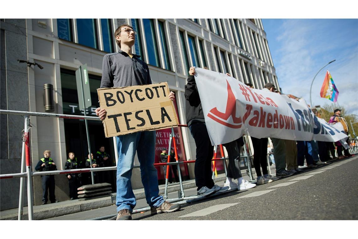 Im laufenden Jahr hat es immer wieder Proteste gegen Tesla wegen der politischen Aktivitäten seines Chefs Elon Musk gegeben. (Archivbild)