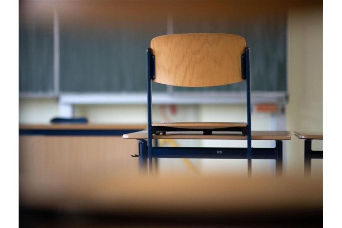 Im leeren Klassenzimmer einer Realschule steht ein Stuhl auf dem Tisch. Foto: Marijan Murat/dpa