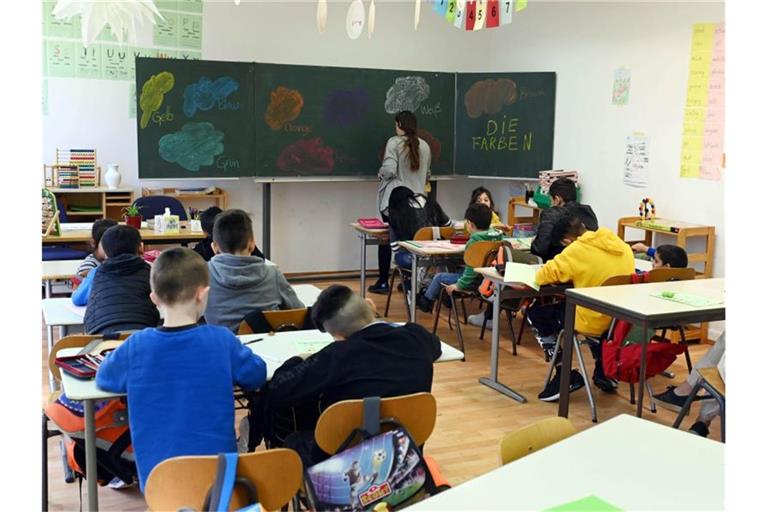 Im Lernfreunde-Haus nehmen Flüchtlingskinder an einer Unterrichtsstunde teil. Foto: Uli Deck/dpa