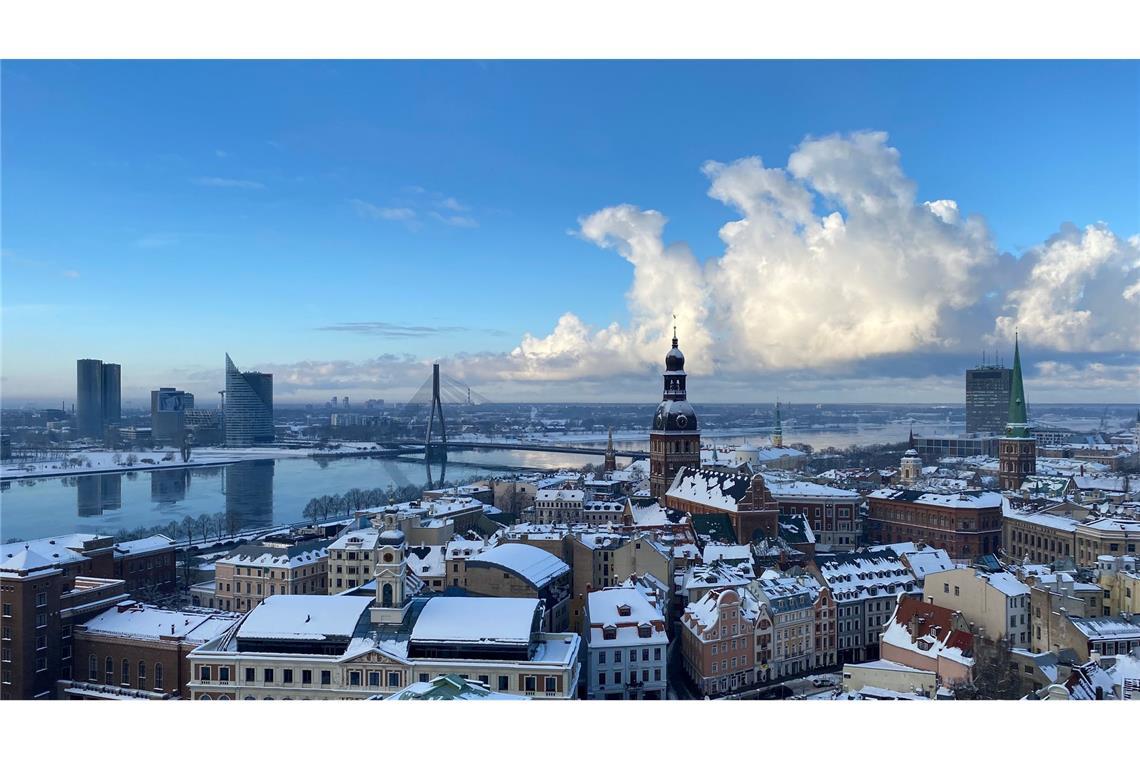 Im lettischen Riga ist der Winter ausgebrochen: Die Dächer der Altstadt sind mit Schnee bedeckt.