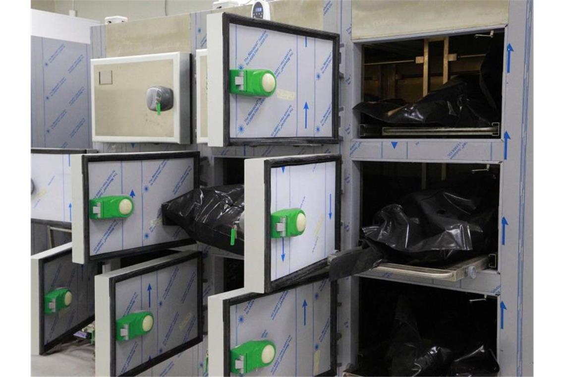 Libyen: Tote und Vermisste nach Bootsunglück Im libyschen Khoms City Hospital werden die Leichen der gestorbenen Flüchtlinge aufbewahrt. Foto: Yousef Murad/AP/dpa