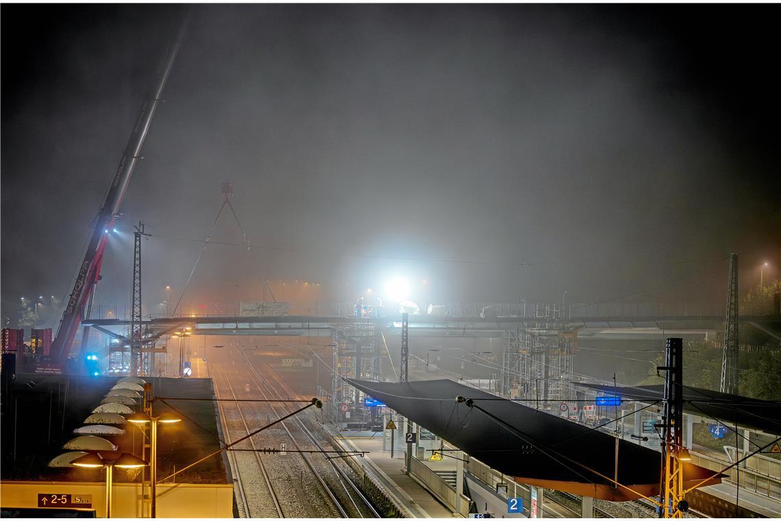 Im Licht der Scheinwerfer muss zügig gearbeitet werden.