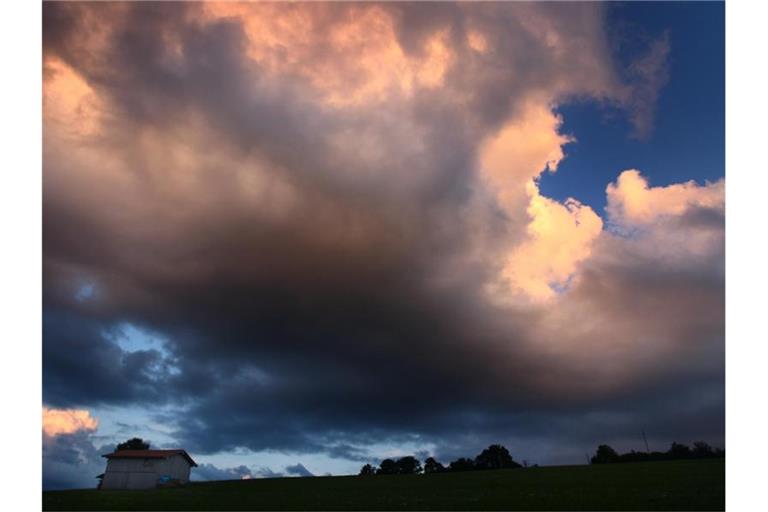 Im Licht der tief stehenden Sonne leuchten die Wolken. Foto: Karl-Josef Hildenbrand/dpa