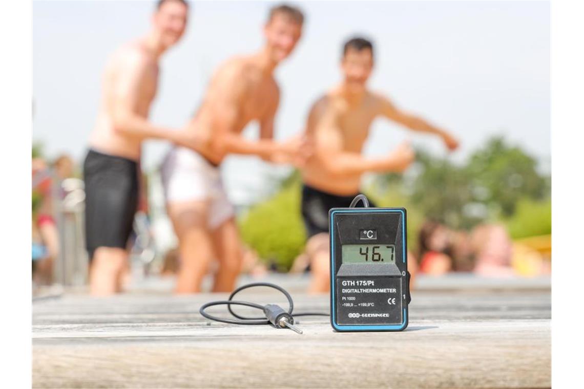 Nach Rekordhitze kommt leichte Abkühlung Im Lingener Schwimmbad zeigt ein Thermometer 46,9 Grad an - allerdings in der prallen Sonne. Foto: Martin Remmers