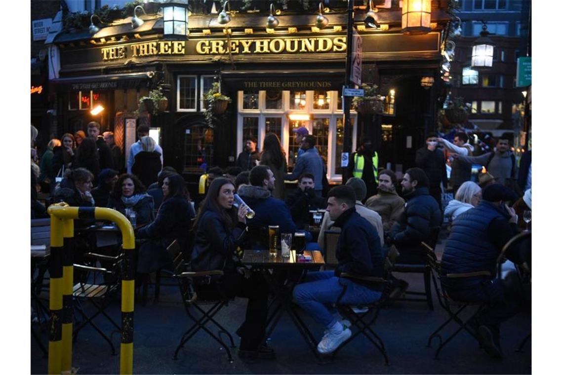 Thronjubiläum: Pubs länger offen zu Ehren der Queen? Im Londoner Pub „The Three Greyhounds“ wird gefeiert. Foto: Kirsty O'Connor/PA Wire/dpa/Archivbild