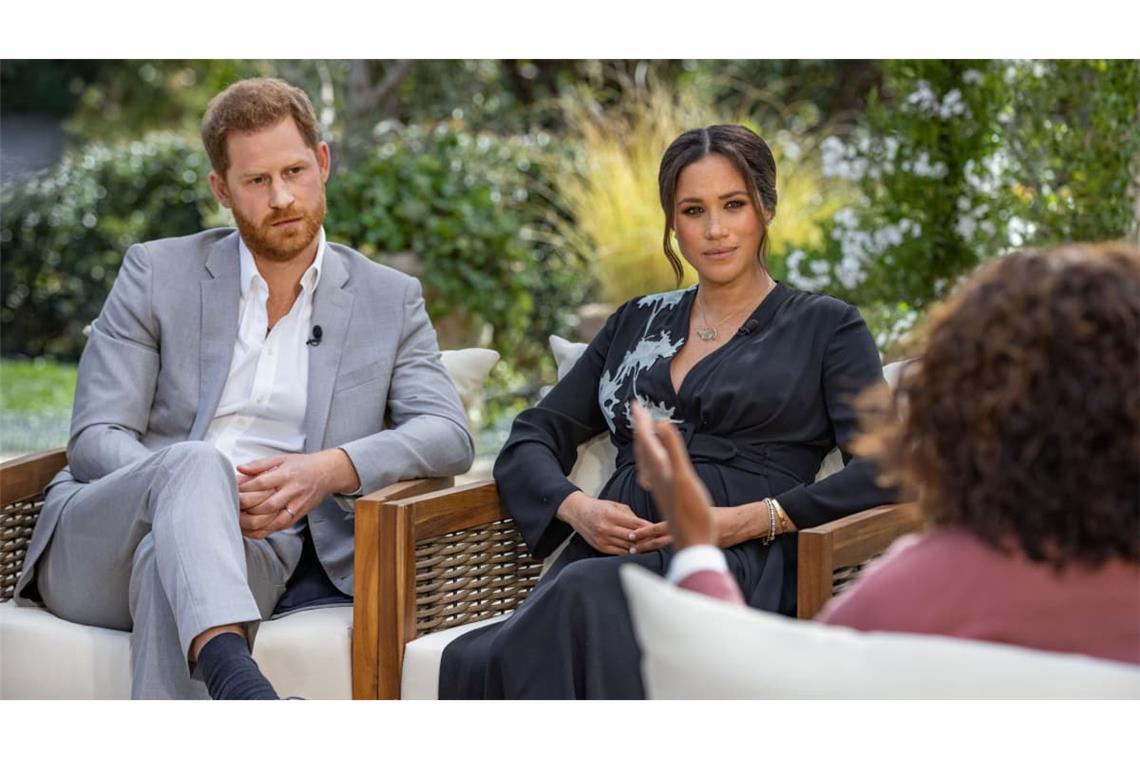 Im März 2021 sprachen Harry und Meghan in einem viel beachteten Interview mit Oprah Winfrey ausführlich über ihr Verhältnis zum britischen Königshaus nach ihrem Umzug in die USA. Dabei erhoben sie schwere Vorwürfe gegen die Royals, unter anderem wegen rassistischer Äußerungen und mangelnder Unterstützung. Meghan berichtete zudem, in einer psychischen Krise keine Hilfe erhalten zu haben. Auch die britische Boulevardpresse kritisierte das Paar scharf.