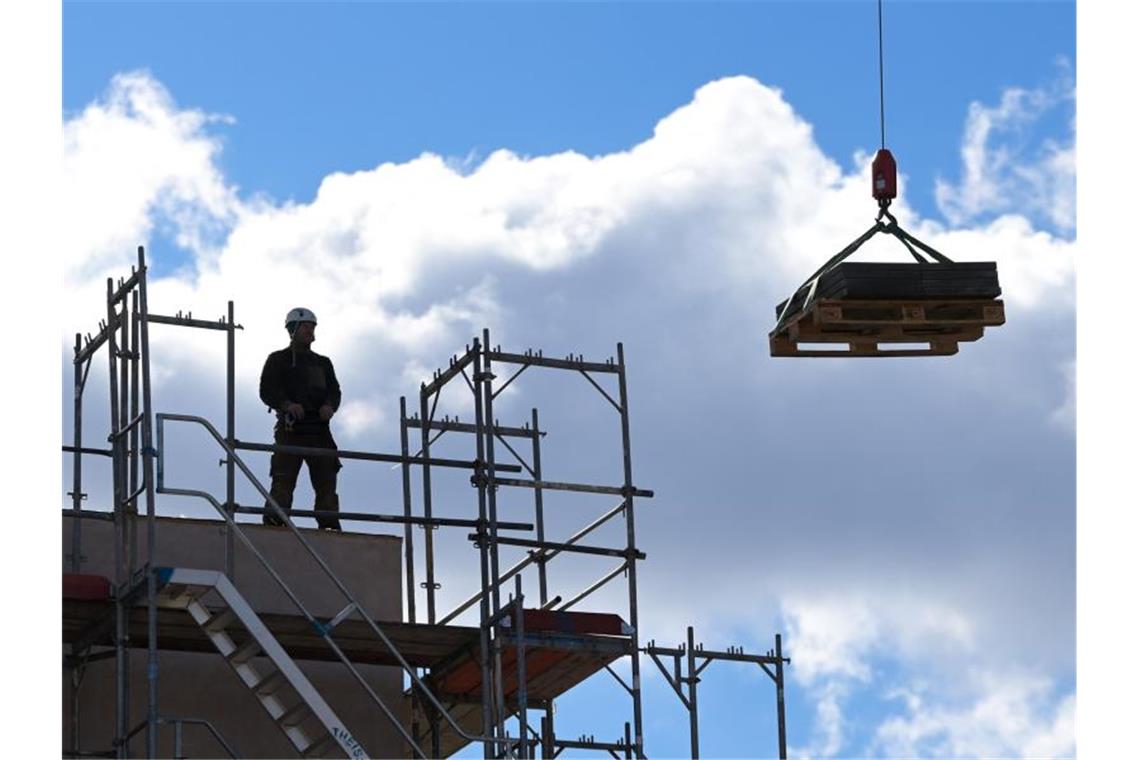 Bauhauptgewerbe mit Auftragsplus im ersten Quartal Im März gingen in der Baubrachne neue Bestellungen im Wert von 8,1 Milliarden Euro ein. Foto: Soeren Stache/dpa-Zentralbild/dpa