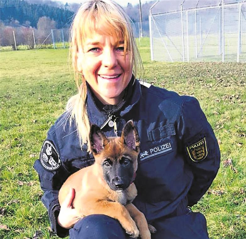 Mit Schnüffelnase auf Rauschgiftsuche Im März hat Claudia Dieth den Welpen Ginyah zu sich geholt. Mittlerweile ist die Hündin gewachsen und muss bald ihre Prüfung ablegen.
