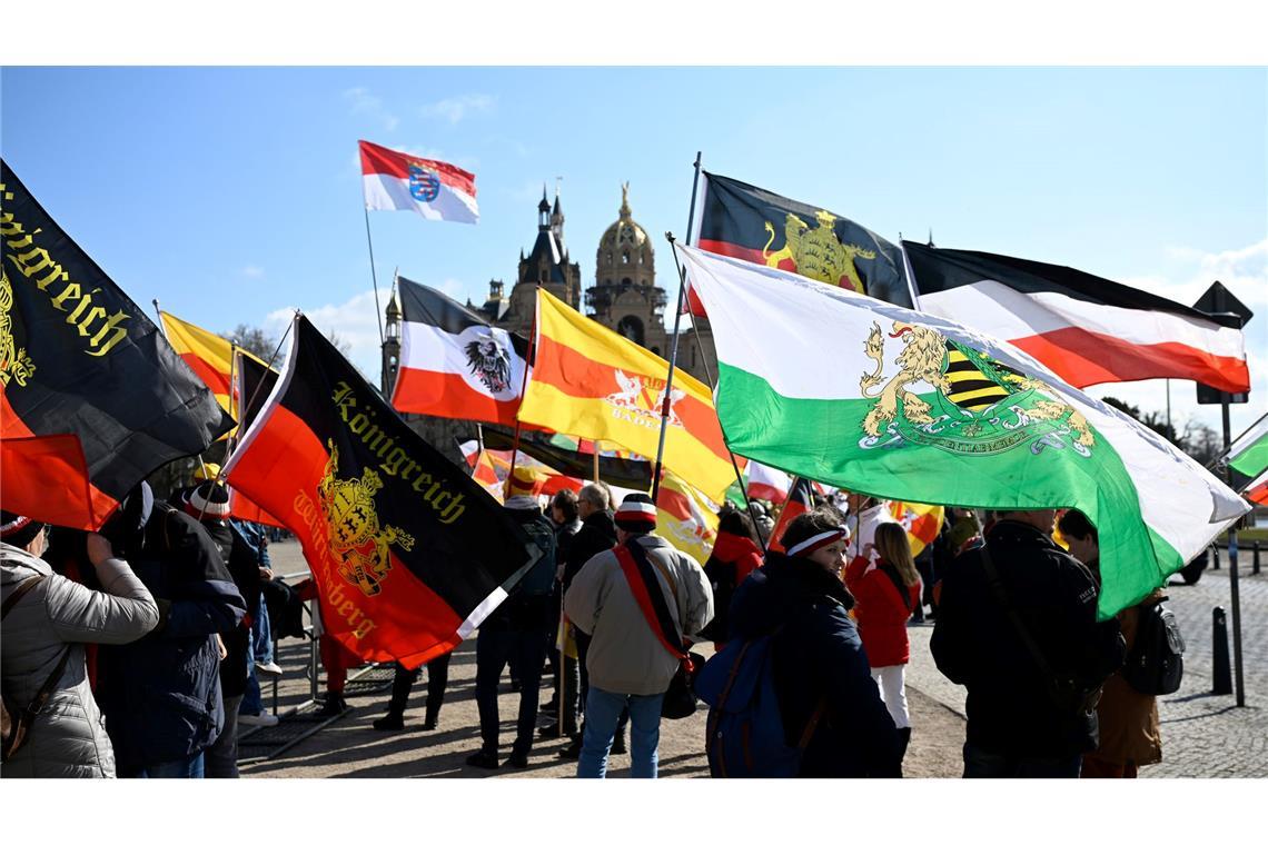 Dobrindt verbietet "Königreich Deutschland" Im März hatten sich Hunderte Menschen aus der sogenannten Reichsbürgerszene vor dem Schweriner Schloss versammelt. (Archivfoto)