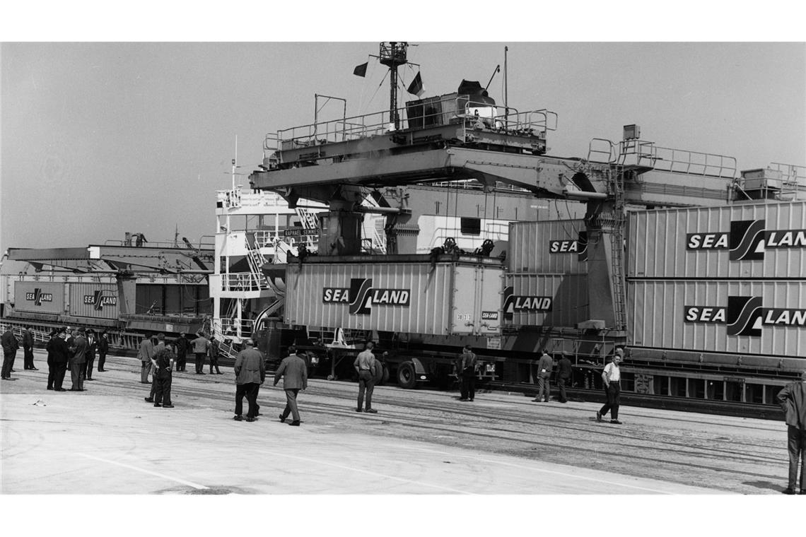 Im Mai 1966 wurden die ersten Container in einem deutschen Hafen an Land gebracht - in Bremen.