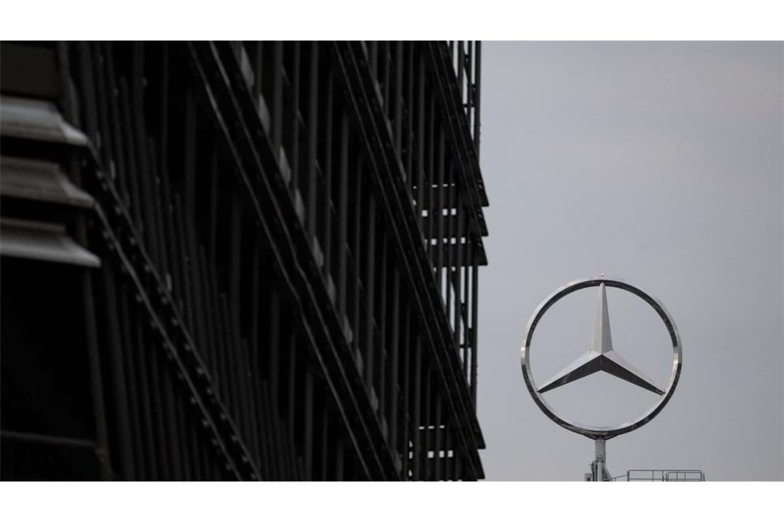 Im Mercedes-Werk in Untertürkheim sind bei rund 1400 Beschäftigten die Verträge für eine 40-Stunden-Woche ausgelaufen.