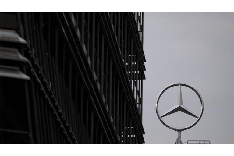 Im Mercedes-Werk in Untertürkheim sind bei rund 1400 Beschäftigten die Verträge für eine 40-Stunden-Woche ausgelaufen.