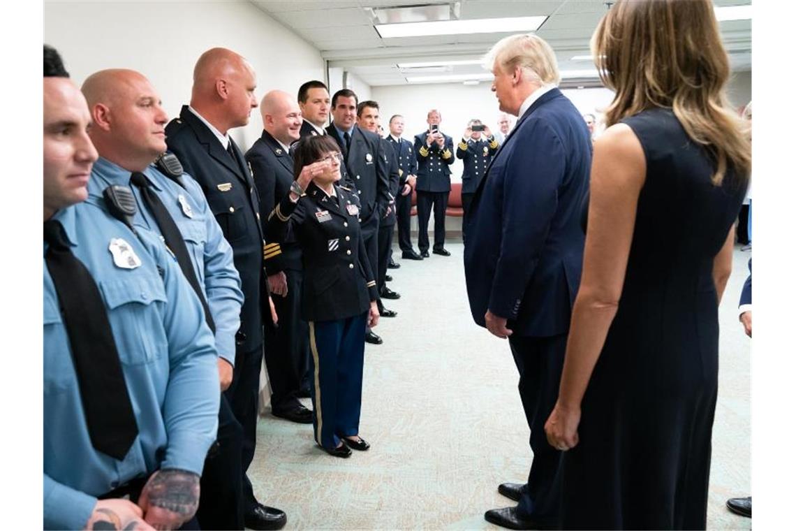 Proteste und Kritik bei Trumps Besuch in Dayton und El Paso Im Miami Valley Hospital spricht Trump mit Einsatzkräften. Foto: Andrea Hanks/White House