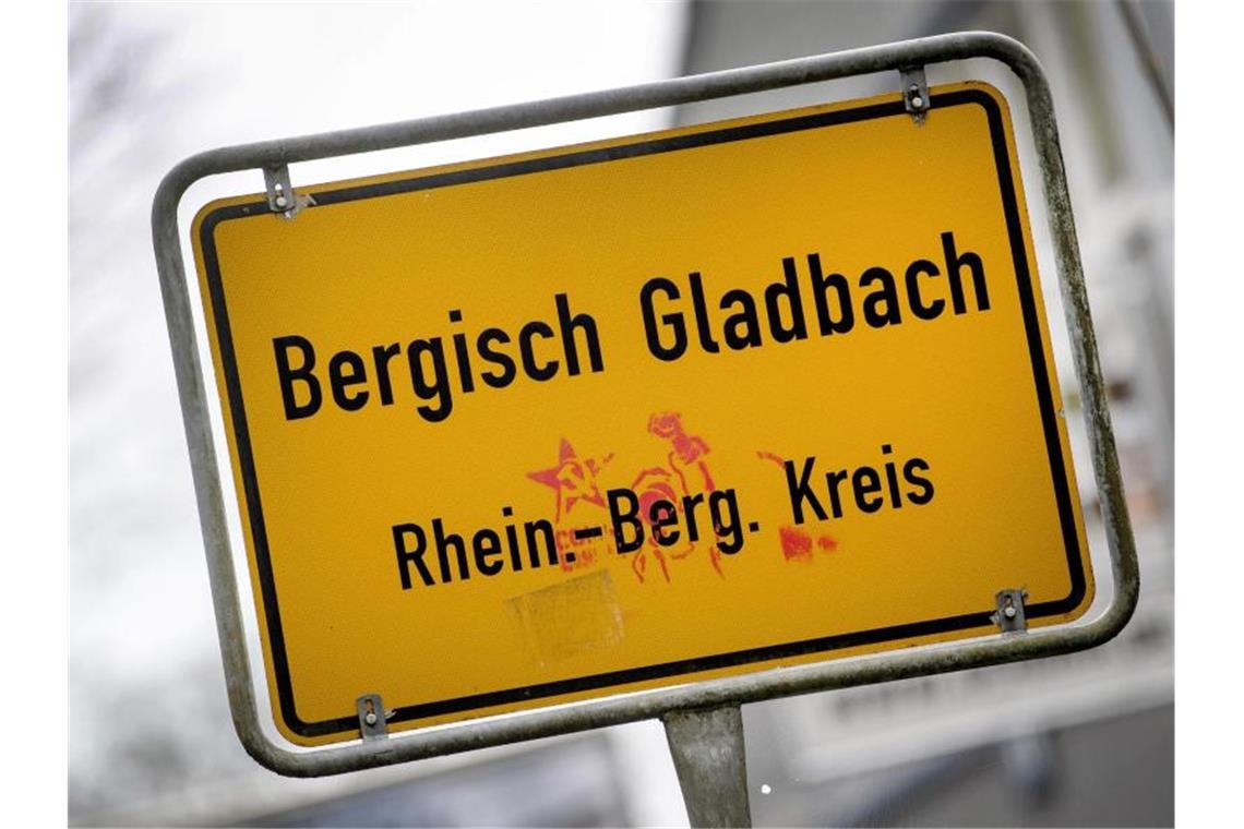 Im Missbrauchskomplex in Bergisch Gladbach verfolgen die Behörden auch die Verbreitung der Aufnahmen im Internet. Foto: Federico Gambarini/dpa