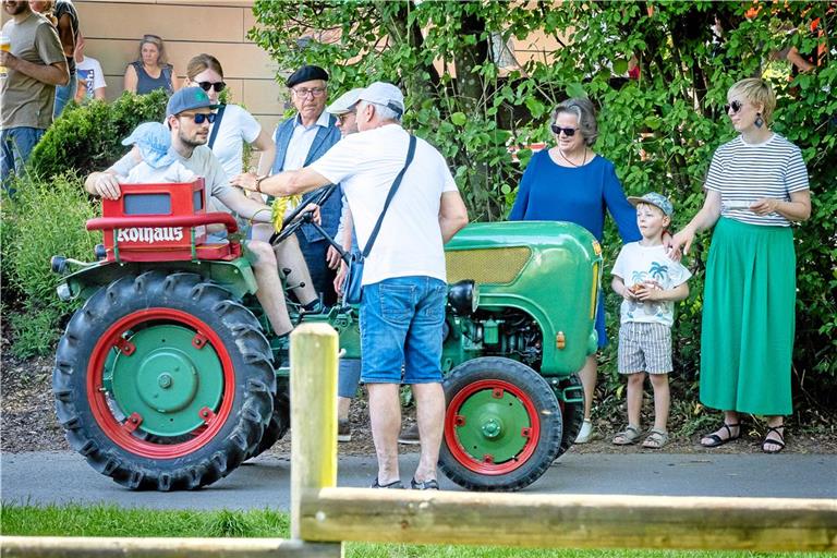 Im Mittelpunkt stehen immer wieder auch Traktoren und Nutzfahrzeuge. Insgesamt sind ungefähr 80 Exemplare dieser Kategorie in Oppenweiler zu bestaunen.