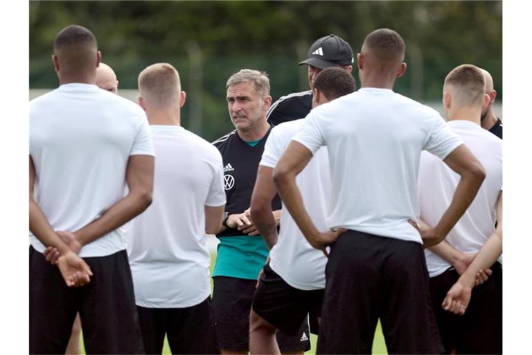Im Mittelpunkt: U21-Coach Stefan Kuntz (M) schwört sein Team auf den EM-Start gegen Dänemark ein. Foto: