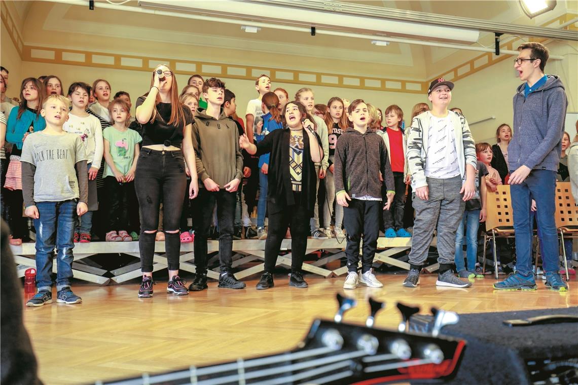 „Man muss sich was trauen“ Im Musical bereiten die Schüler den Besuch eines Superstars vor und entscheiden musikalisch, wer mit hinter die Kulissen darf. Foto: A. Becher