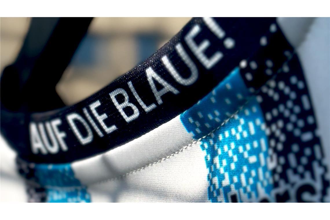 Wie einst in den 1990-ern – so sieht das neue Heimtrikot der Kickers aus Im Nacken ist der Spruch „Auf die Blaue!“ zu lesen.