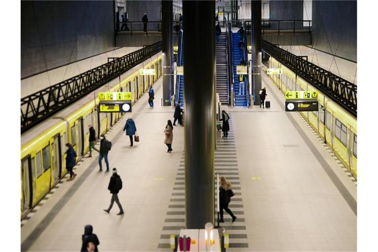 Im Nahverkehr haben Berliner Verkehrsbetriebe (BVG) das Angebot eingeschränkt. Foto: Annette Riedl/dpa