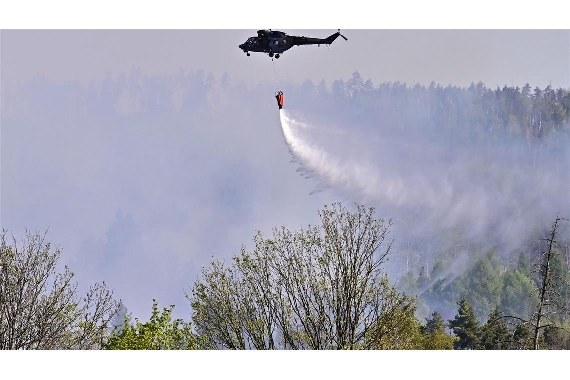 Feuerwehren kämpfen gegen Waldbrände – Hoffnung auf Regen