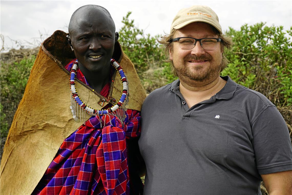 Im Naturschutzgebiet Masai Mara in Kenia trifft Armin Holp einen Vertreter der Volksgruppe Massai. Fotos: privat