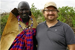 Im Naturschutzgebiet Masai Mara in Kenia trifft Armin Holp einen Vertreter der Volksgruppe Massai. Fotos: privat