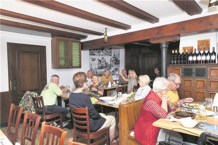Im „neuen“ Löwen hat sich viel verändert. Die Bar ist an die Straßenseite gewandert, sodass für die Gäste nun in diesem Bereich mehr Platz ist.