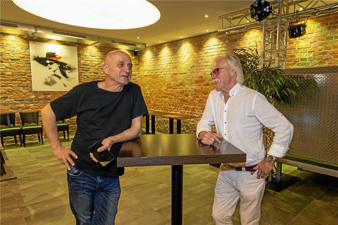 Im neuen Raum des Restaurants Merlin werden Christos Kiroglou (links) und Charley Graf zu den Aufführungen einladen. Foto: Alexander Becher
