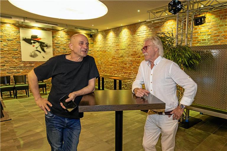 Im neuen Raum des Restaurants Merlin werden Christos Kiroglou (links) und Charley Graf zu den Aufführungen einladen. Foto: Alexander Becher