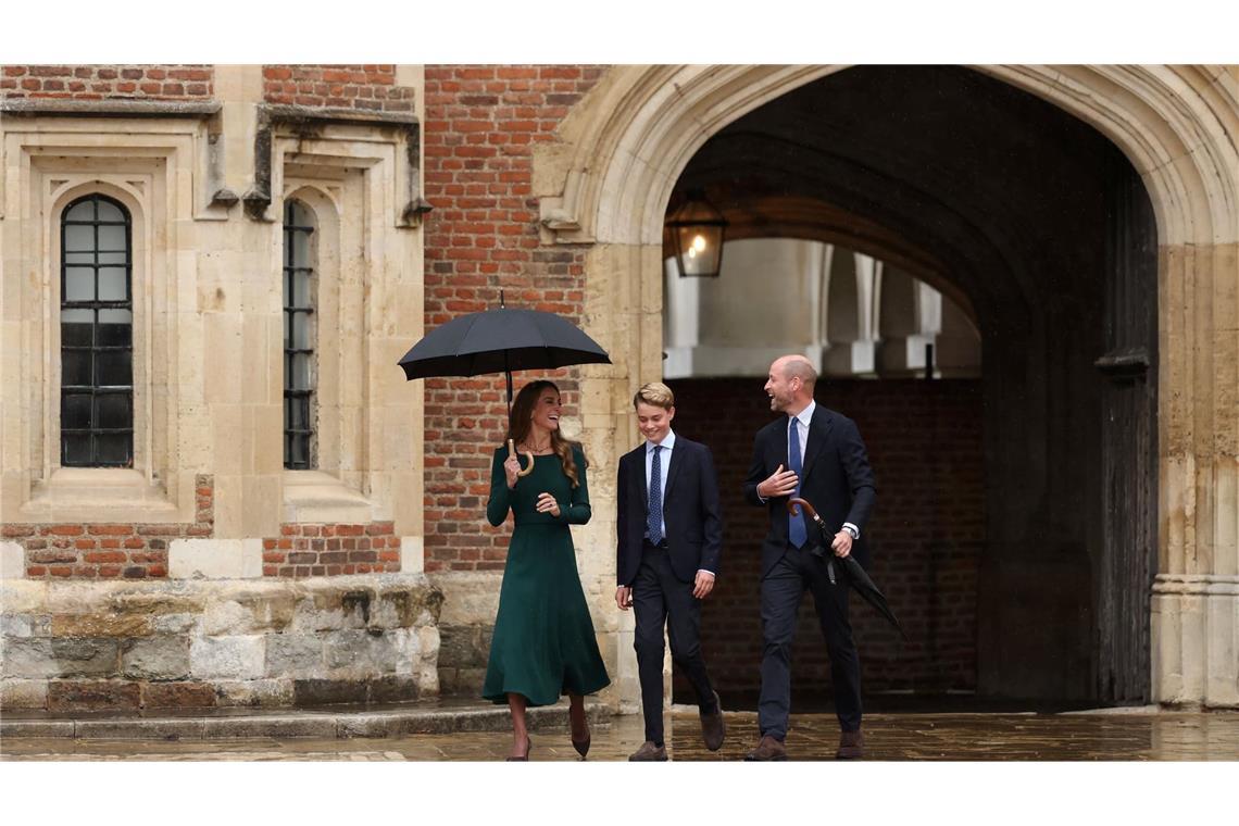 Im Nieselregen stapfte Prinz George durch einen Innenhof des ehrwürdigen Eton-College.