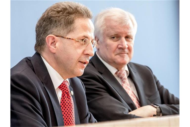 Im November 2018 versetzte Bundesinnenminister Horst Seehofer (r.) den damaligen Verfassuntschutzpräsidenten Hans-Georg Maaßen in den Ruhestand. Foto: Michael Kappeler/dpa