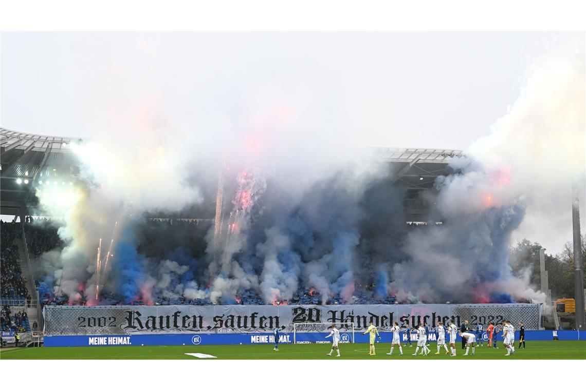 Im November 2022 war es beim Zweitliga-Spiel des Karlsruher SC gegen den FC St. Pauli zu einem Pyro-Skandal mit elf Verletzten gekommen.