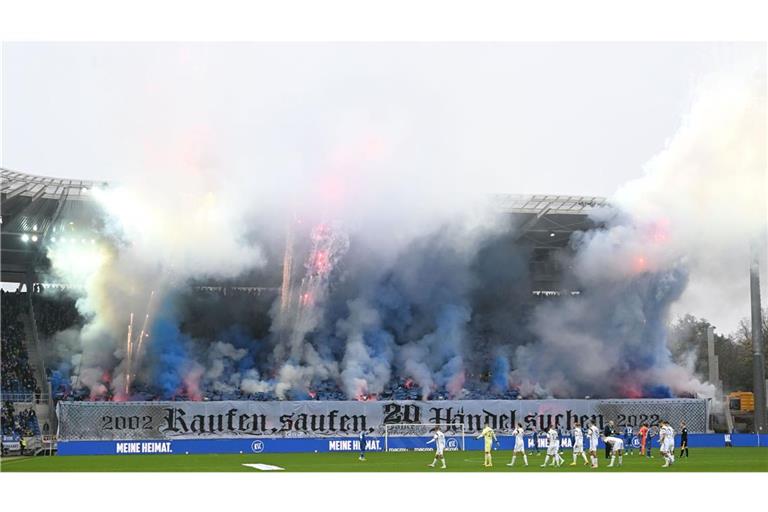 Im November 2022 war es beim Zweitliga-Spiel des Karlsruher SC gegen den FC St. Pauli zu einem Pyro-Skandal mit elf Verletzten gekommen.