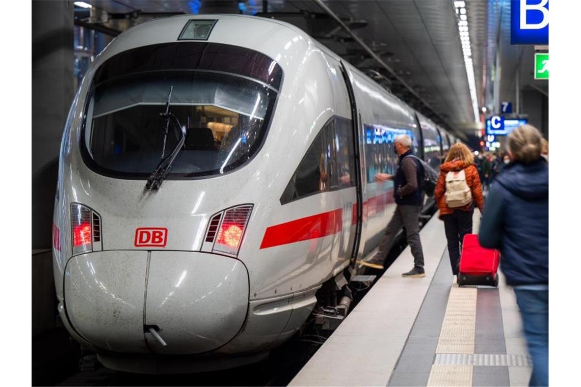 Bahn im November etwas pünktlicher - Quote unter 70 Prozent Im November kamen 69,4 Prozent der Züge der Deutschen Bahn ohne größere Verzögerungen ans Ziel. Foto: Monika Skolimowska/dpa-Zentralbild/dpa
