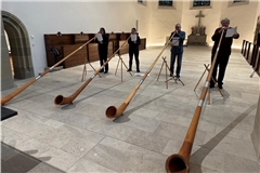 Im November vergangenen Jahres haben Christa Schäfer (von links), ihre Tochter Franziska, Martin Braun und Harald Schäfer bei einem Gottesdienst in der Stiftskirche in Backnang ihre Alphörner ausgepackt. Fotos: privat