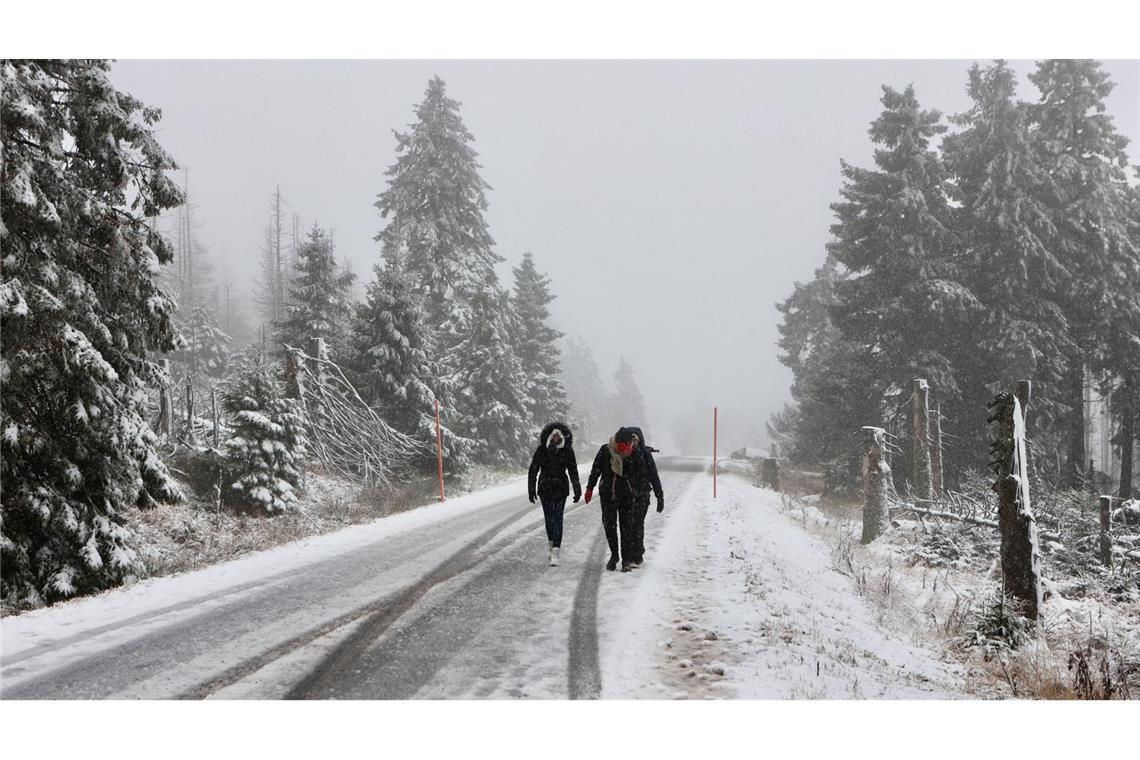 Wintereinbruch: Tief „Quiteria“ bringt Sturmböen und Schnee – aber wie viel? Im Oberharz konnte schon der erste Winterspaziergang unternommen werden. Wo schneit es sonst noch in Deutschland?