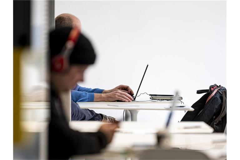 Im Office Club in Berlin-Prenzlauer Berg arbeiten Menschen im Coworking Space. Viele Kleinstunternehmer und Selbstständige ohne Mitarbeiter leiden einer Umfrage zufolge in der anhaltenden Corona-Pandemie unter einer schlechten Auftragslage. Foto: Fabian Sommer/dpa