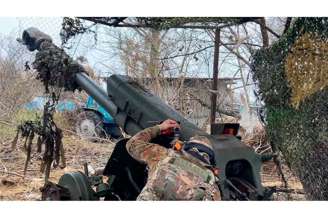 Bedrohte Ukraine organisiert ihr Heer um Im Osten der Ukraine drängen russische Truppen die Verteidiger Schritt für Schritt zurück.