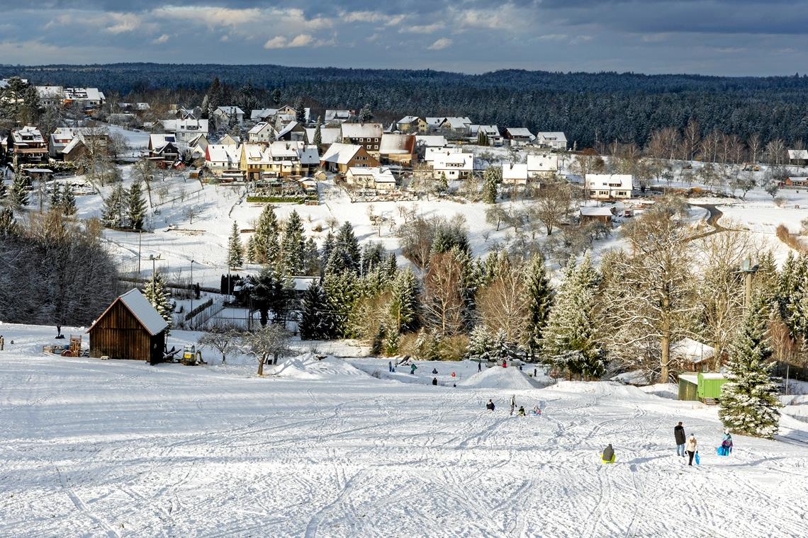 Im Panoramablick auf Großerlach und den Bike-Park rechts vorne im Bild eröffnet sich die ganze Winteridylle, die am Wochenende die Schneefreunde anlockt. Fotos: A. Becher