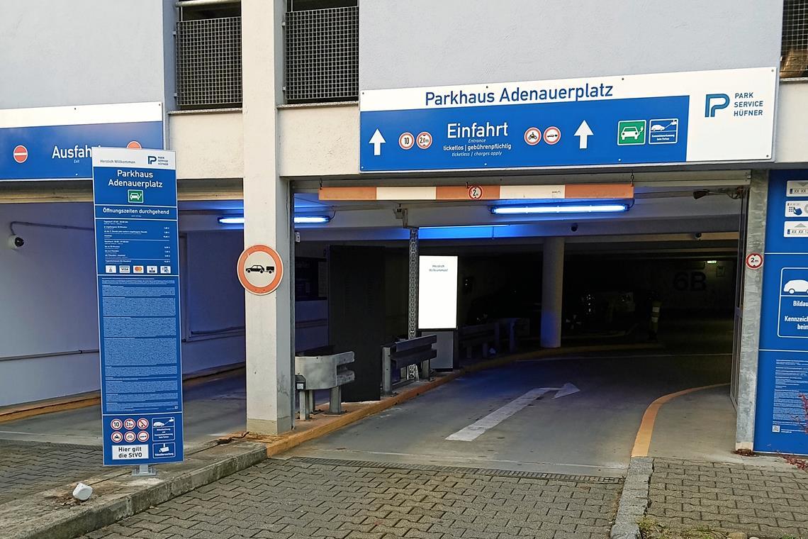 Im Parkhaus Adenauerplatz sind die Schranken bereits entfernt worden, das Ein- und Ausfahren ist somit ohne Ticket möglich. Foto: Parkservice Hüfner