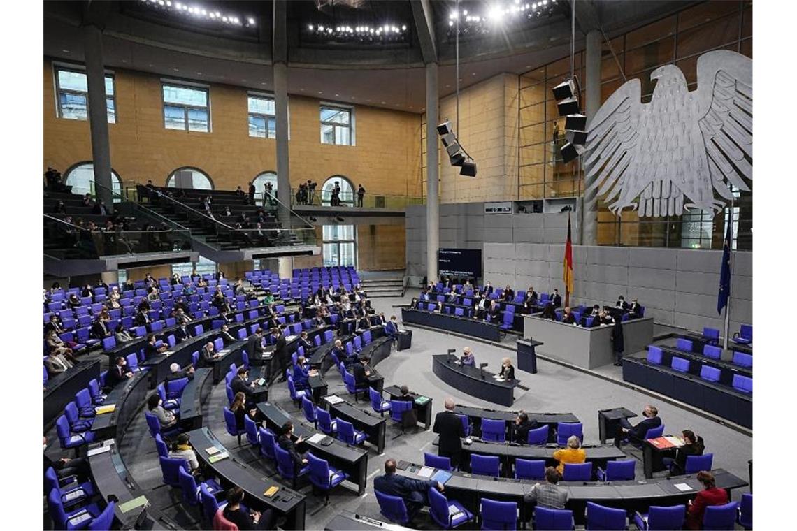 2G plus im Bundestag - AfD-Protestaktion im Plenarsaal Im Parlament gelten künftig neue, verschärfte Corona-Regeln. Foto: Michael Kappeler/dpa