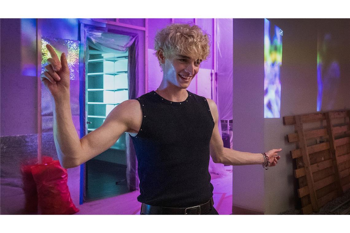 Im Penthouse scheint gerade eine Party zu steigen. So viel darf schon mal verraten werden: Der Auftritt von  Yves Weckemann als Stricher Ruben Jovanov ist nur von kurzer Dauer.