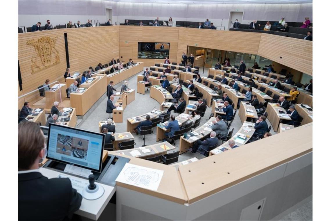 Wahlrecht wird geändert: Bündnis einigt sich auf Reform Im Plenarsaal im Landtag von Baden-Württemberg debattieren Abgeordnete. Foto: Bernd Weißbrod/dpa/Bildarchiv