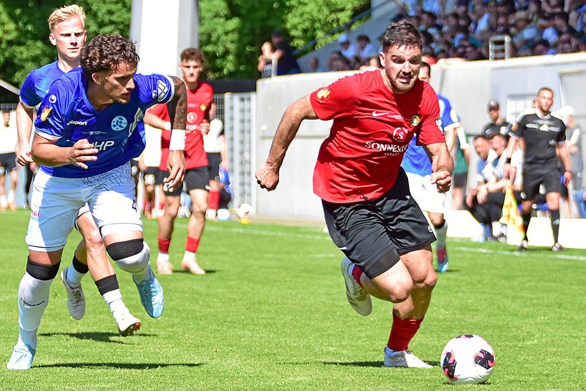 Im Pokalfinale ein kämpferische Vorbild: Michael Kleinschrodt (rechts), der nach dem Spiel Opfer eines Raubüberfalls von 20 Personen in Kickers-Trikots wurde. Foto: Tobias Sellmaier