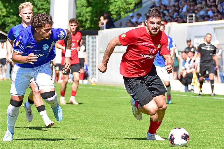 Im Pokalfinale ein kämpferische Vorbild: Michael Kleinschrodt (rechts), der nach dem Spiel Opfer eines Raubüberfalls von 20 Personen in Kickers-Trikots wurde. Foto: Tobias Sellmaier